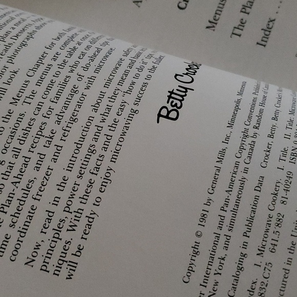 Vintage Betty Crocker's microwave cookbook circa 1981 Hardcover about 280 pages - Picture 4 of 12